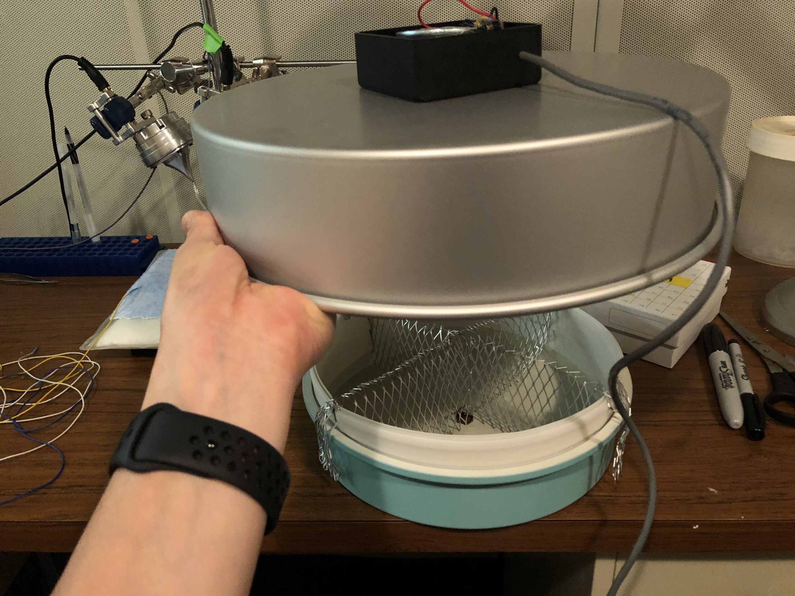 Amazonで購入したホールケーキの型などを利用して自作した騒音発生装置